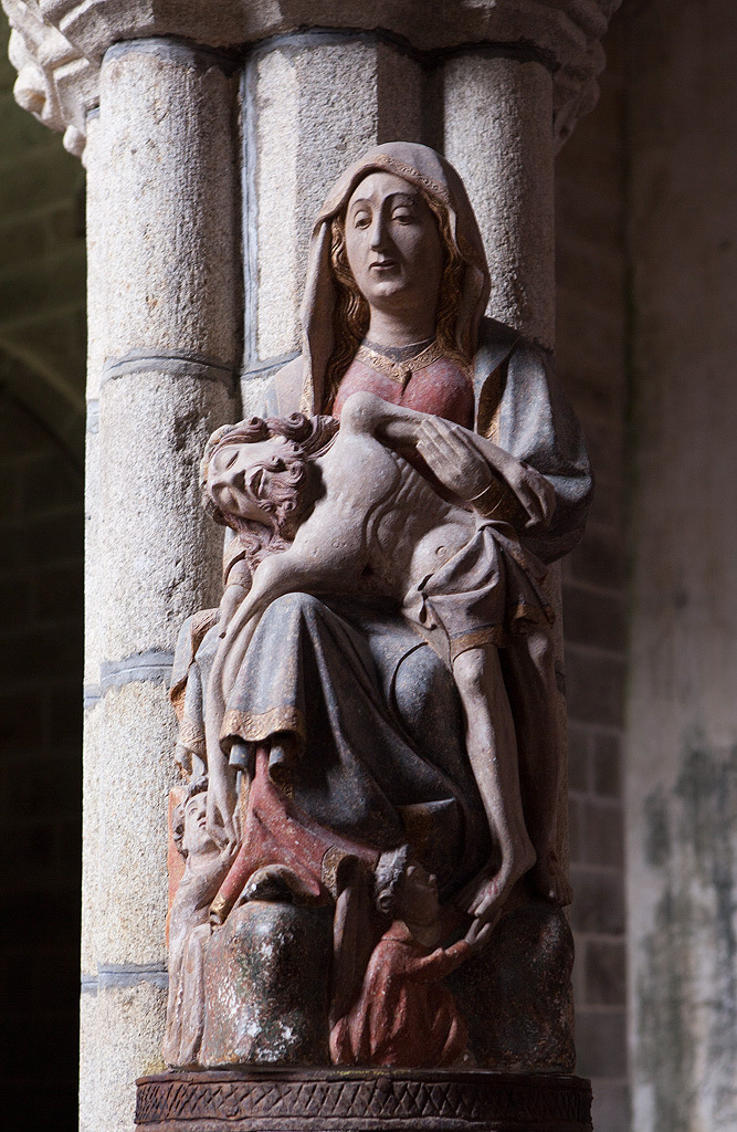 Pieta XV siècle, enclos paroissial de Saint Herbot Finistère