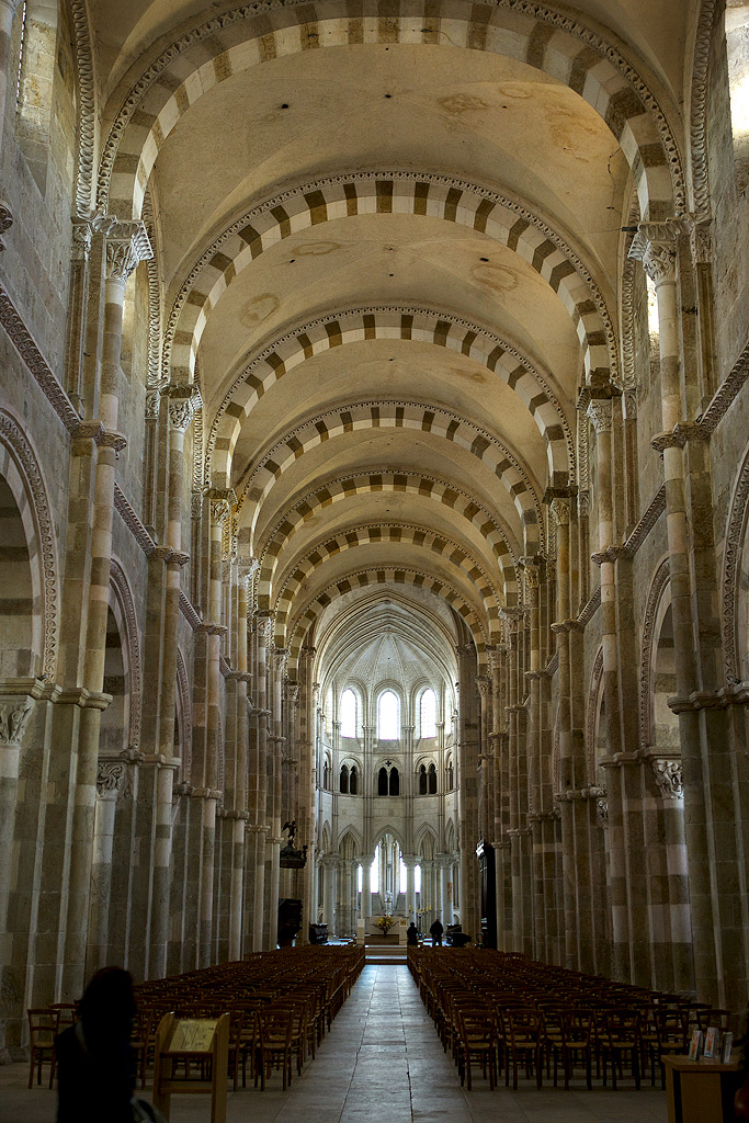 Nef basilique Sainte Marie Madeleine Vézelay.