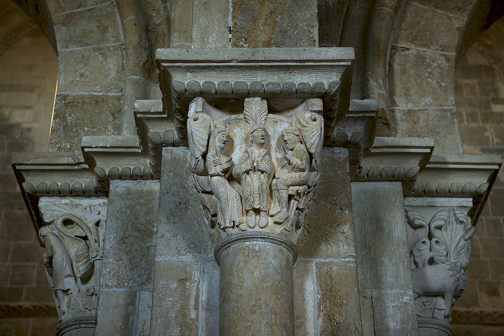 Légende de Sainte Eugénie, chapiteau basilique de Vézelay : Eugénie prouvant qu'elle est une femme.